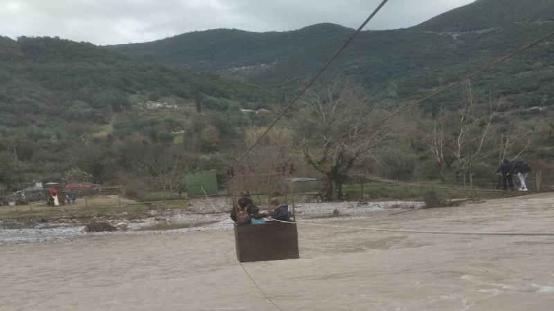 Σοκαριστικές εικόνες στο Θέρμο: Μαθητές πέρασαν με αυτοσχέδια γέφυρα το «φουσκωμένο» ποτάμι (Video)