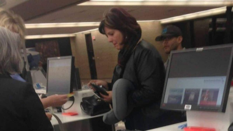 Η φωτογραφία αυτής της γυναίκας στα εισιτήρια του αεροδρομίου, σαρώνει στο διαδίκτυο. Ο λόγος; Προσέξτε την λίγο καλύτερα…