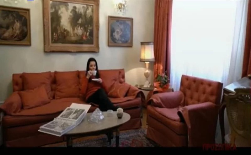 Η Ζωζώ Σαπουντζάκη στο σπίτι της στην Ακρόπολη πίνει καφέ 