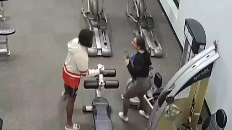 Τρομερό βίντεο: Γυναίκα παλεύει και απωθεί άνδρα που της επιτέθηκε μέσα σε γυμναστήριο