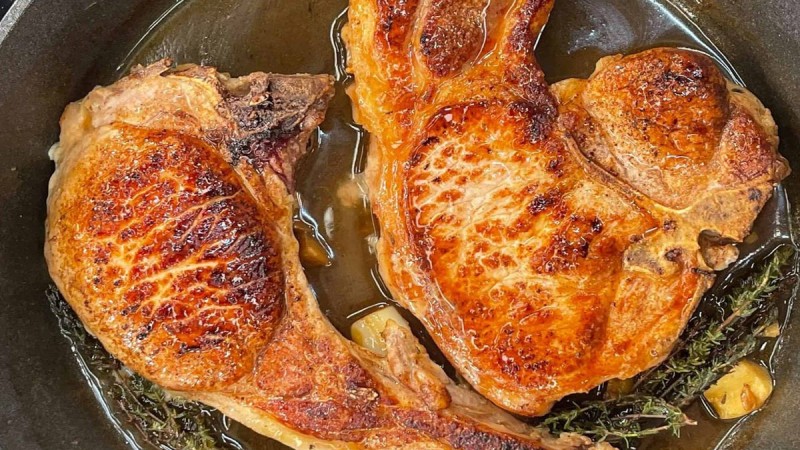 Μπριζόλα στο τηγάνι: Το κόλπο για να τη μαγειρέψεις σωστά και το υλικό που θα απογειώσει το κρέας