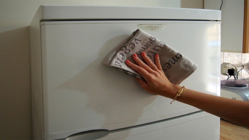 Αυτοκόλλητα στο ψυγείο: Αφαιρέστε τα γρήγορα και δραστικά με μαγειρική σόδα, ελαιόλαδο και 3 ακόμα μυστικά
