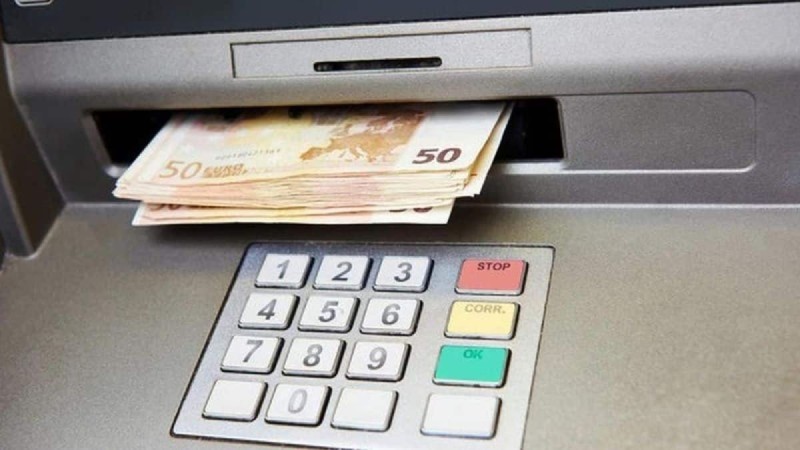 Θρίλερ σε ΑΤΜ: Πάτησε ΑΥΤΟ το κουμπί για ανάληψη και έχασε 10.000 ευρώ!