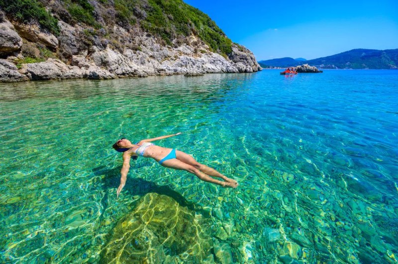 Ένας «παράδεισος» στο Ιόνιο: Η διπλή παραλία στην Κέρκυρα με τα κρυστάλλινα και εξωτικά νερά