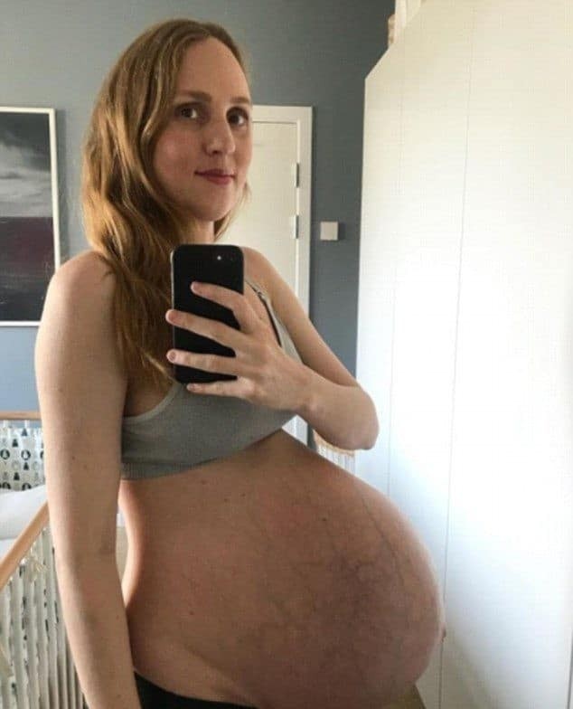 Έγκυος μητέρα σε τρίδυμα ανεβάζει κάθε βδομάδα την κοιλιά της που φουσκώνει και οι φωτογραφίες είναι ό,τι πιο γλυκό είδατε σήμερα