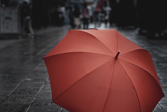 Καθάρισμα ομπρέλας: Απομακρύνετε λεκέδες μούχλας εύκολα και σπιτικά σε 5'