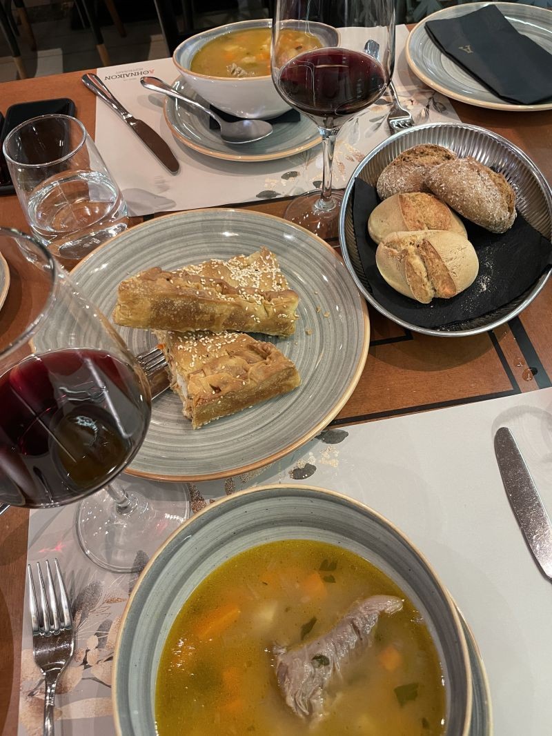Ο Τάσος Δούσης τρώει σε ένα θρυλικό εστιατόριο της Αθήνας και «ξενερώνει»