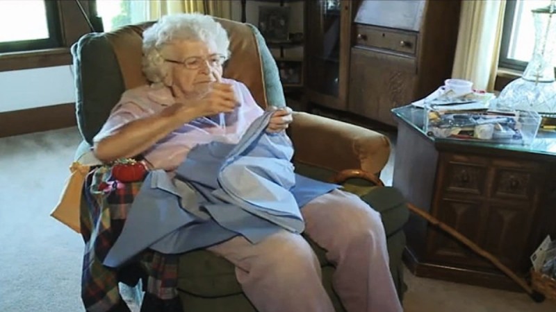 101χρονη γιαγιά έραβε κάθε μέρα ένα φόρεμα - Ο λόγος θα σας σοκάρει (Video)