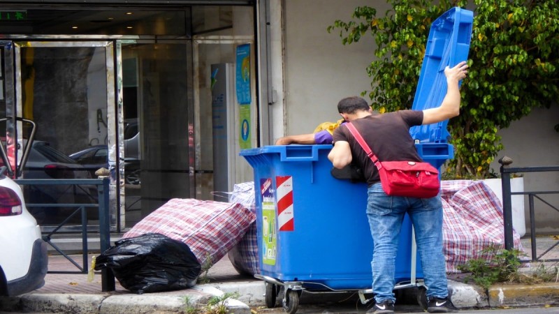 Εξοργιστικό περιστατικό στον Βόλο: Έβαλε το παιδί της στον κάδο ανακύκλωσης ρούχων για να βγάλει χρήματα