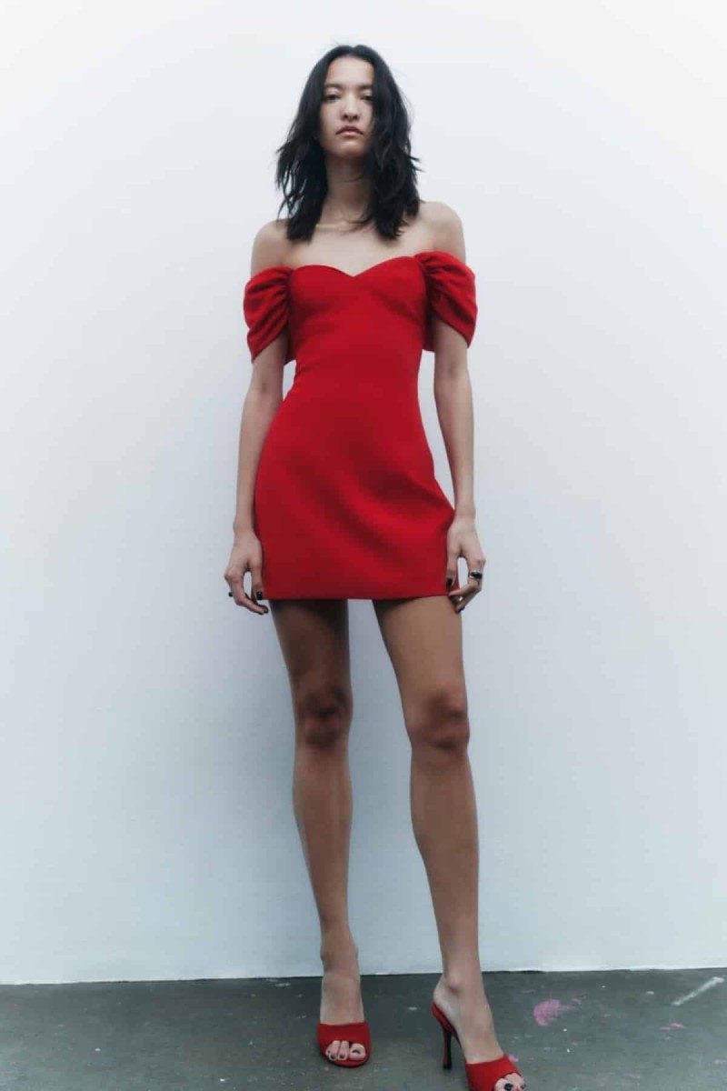 Last minute shopping: Το απόλυτο κόκκινο φόρεμα για του Αγίου Βαλεντίνου θα το βρεις στα ZARA - Είναι sexy και μαγνητίζει τα βλέμματα