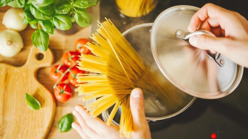Απαράβατοι κανόνες στην κουζίνα: Τα βασικά λάθη που κάνεις και καταστρέφεις τα μακαρόνια σου