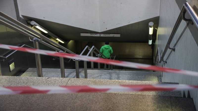 Μετρό: Κλειστοί σταθμοί λόγω πτώσης ανθρώπου στις ράγες - Χωρίς τις αισθήσεις του ο άνδρας που ανασύρθηκε