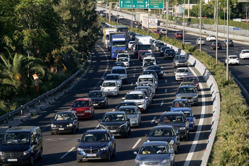 Σοκαριστικό τροχαίο στην Κηφισίας: Αυτοκίνητο αναποδογύρισε στη μέση του δρόμου