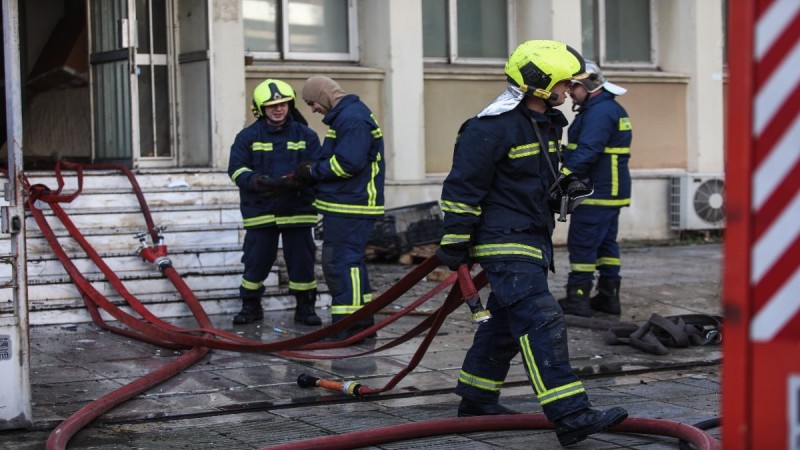 Τραγωδία στη Θεσσαλονίκη: Ένας νεκρός από φωτιά σε αυλή εγκαταλελειμμένου κτηρίου στην Καλαμαριά