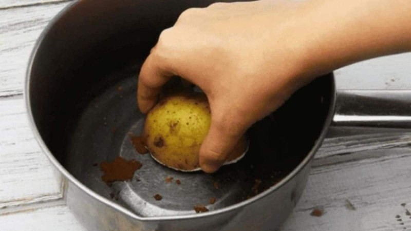 Έκοψε μια πατάτα και έτριψε τον πάτο της κατσαρόλας - Μόλις δείτε το αποτέλεσμα θα τρέξετε να το κάνετε