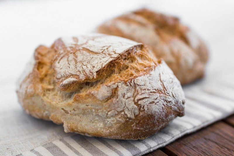 Ούτε ο φούρναρης: Αυτό είναι το πιο νόστιμο σπιτικό ψωμί που έχετε φάει ποτέ - Μόνο με 4 υλικά