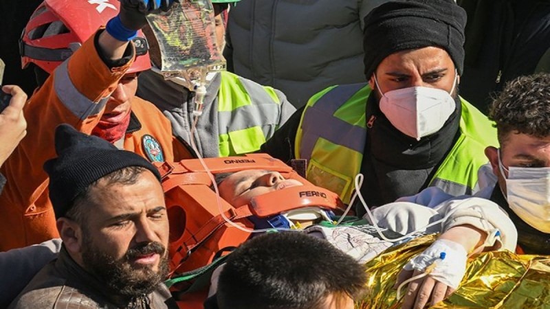 Σεισμός στην Τουρκία: «Αυτή που δεν πεθαίνει» - Δάκρυα χαράς για την 17χρονη που ανασύρθηκε ζωντανή μετά από 248 ώρες! 