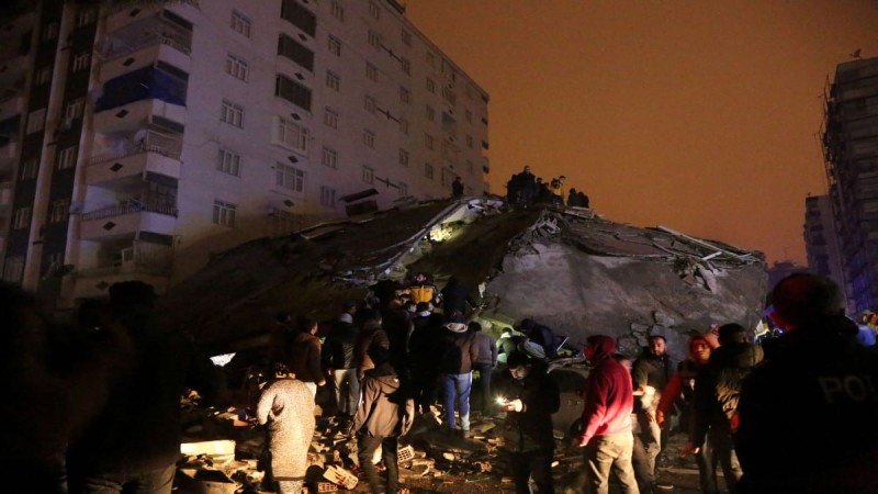 Σεισμός στην Τουρκία: Περισσότεροι από 2.600 οι νεκροί μέχρι στιγμής - Γκρεμίστηκαν 5.600 κτήρια (Video)