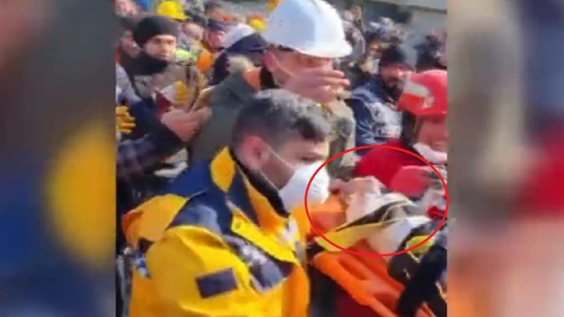 Σεισμός στην Τουρκία: Ανασύρθηκε ζωντανό βρέφος 2 μηνών μετά από 128 ώρες - Συγκίνηση στα σωστικά συνεργεία (Video)