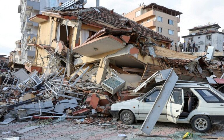 συντρίμμια από το σεισμό στην Τουρκία