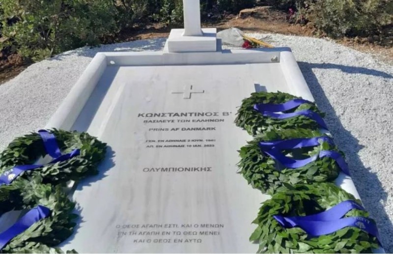 «Κωνσταντίνος Β', Βασιλεύς των Ελλήνων»: Aποκαλύφθηκε ο τάφος του τέως στο Τατόι - Αυτό γράφει η επιγραφή (photo)
