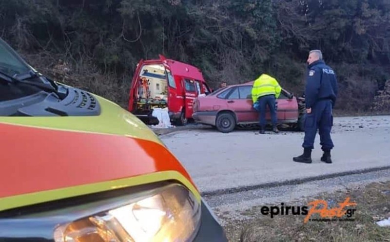 τροχαίο στα Ιωάννινα με ασθενοφόρο