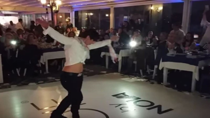 Ανατριχίλα μέσα στην Κωνσταντινούπολη: Γυναίκα χορεύει το πιο βαρύ ζεϊμπέκικο και κάνει τα πατώματα να «τρίζουν»