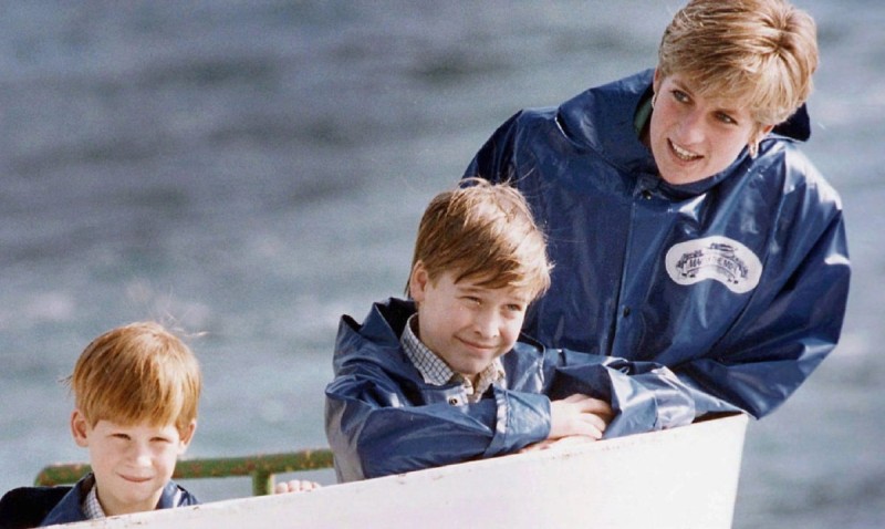 Η πριγκίπισσα Νταϊάνα με τους γιους της σε σκάφος
