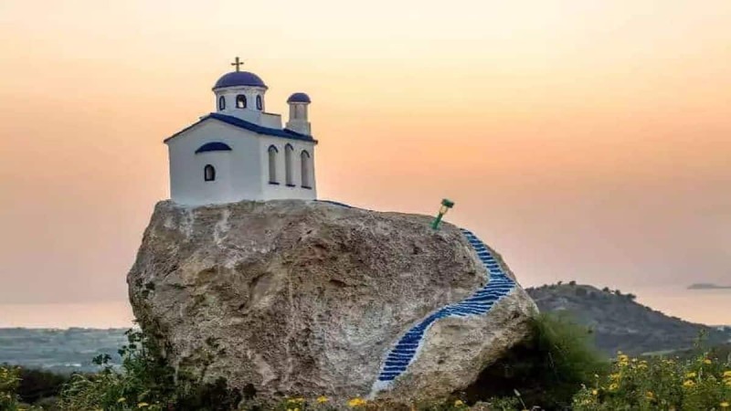 Το νησί του Αιγαίου που θεωρείται η «μικρή Σαντορίνη» της Ελλάδας με ηλιοβασίλεμα που κόβει την ανάσα