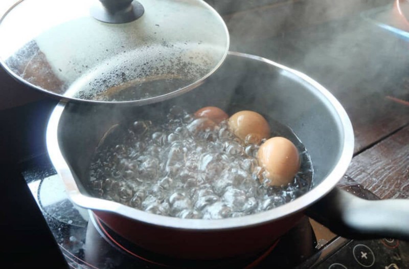 Σπάνε τα αυγά στο βράσιμο; Αυτό είναι το σπιτικό κόλπο για να μην ραγίσει το τσόφλι 
