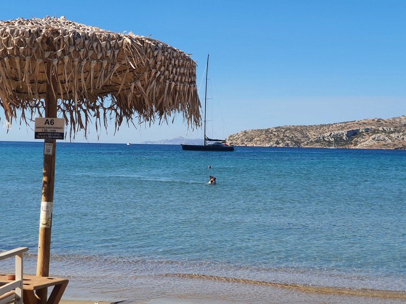 Τιρκουάζ νερά, σαν να είσαι σε νησί: 5 παραλίες για τα πρώτα μπάνια στην Αττική!