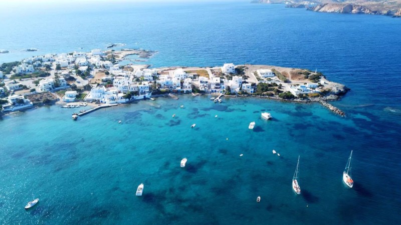 Το ελληνικό νησί με το ψαροχώρι και τον θρύλο που θέλει όποιο ζευγάρι το επισκεφτεί να μένι παντοτινά μαζί
