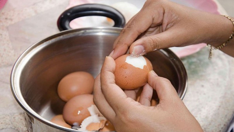 Ασύλληπτο κόλπο για να ξεφλουδίσετε χωρίς καθόλου κόπο ένα βραστό αυγό!
