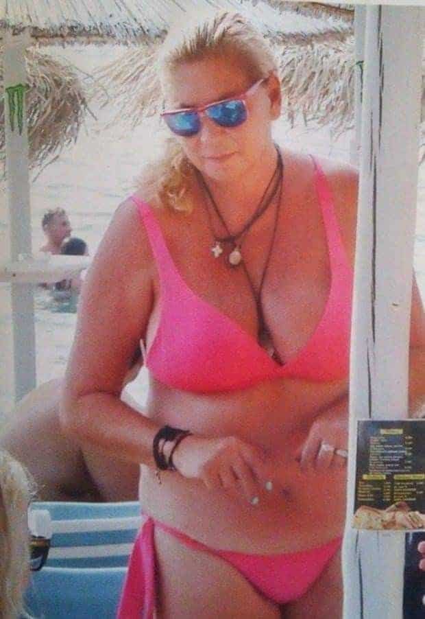 Γυναικάρα η Δήμητρα Λιάνη Παπανδρέου: Δείτε τη με το ροζ μπικίνι της στην παραλία!