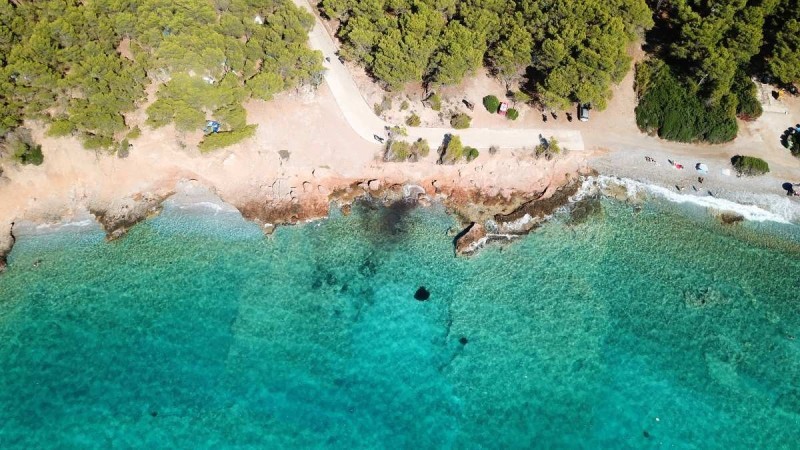Το ελληνικό νησί που απέχει μια ώρα από Αθήνα και οι παραλίες του θυμίζουν Μπαχάμες