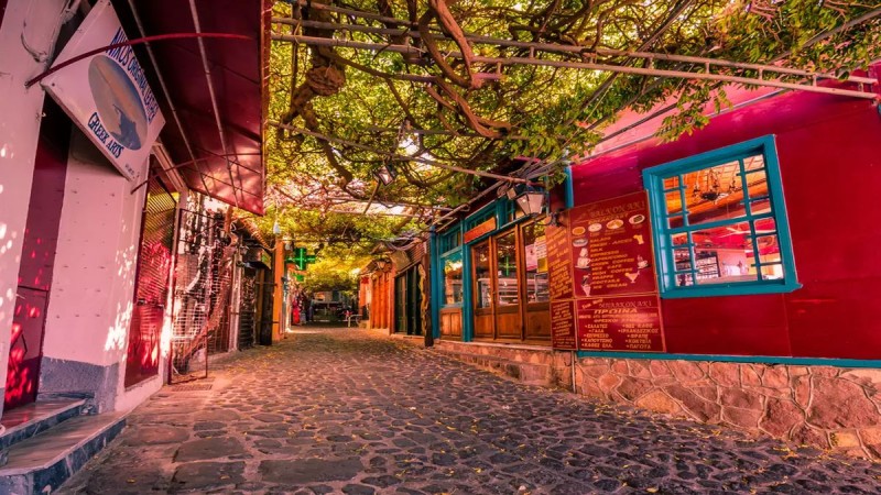 Το ελληνικό νησί που έχει έναν από τους ομορφότερους πεζοδρόμους στον κόσμο