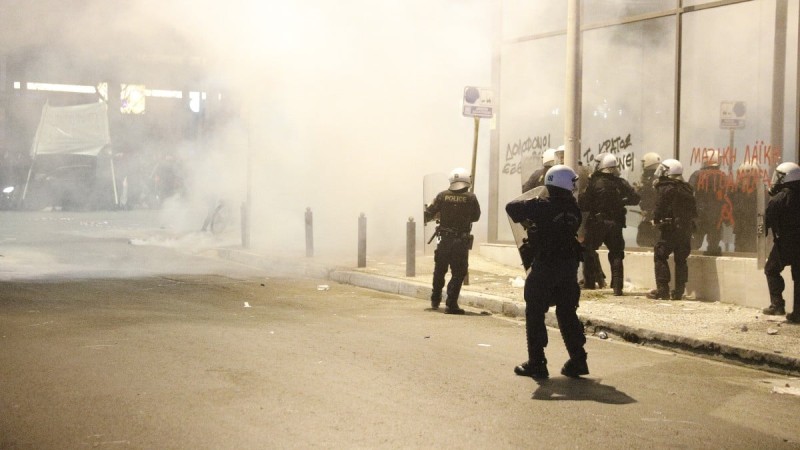 Τραγωδία στα Τέμπη: Οργή και επεισόδια με χημικά έξω από τα γραφεία της Hellenic Train!