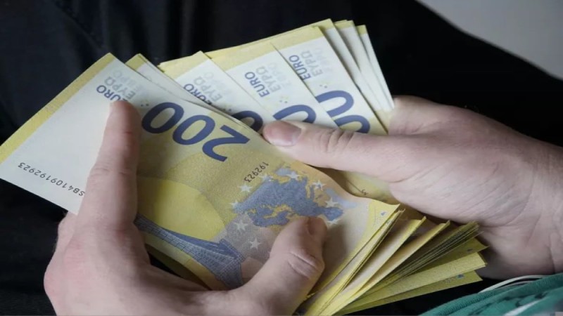Επίδομα 904 ευρώ σε 4 βήματα - Ποιοι και πώς «γεμίζουν» τις τσέπες τους