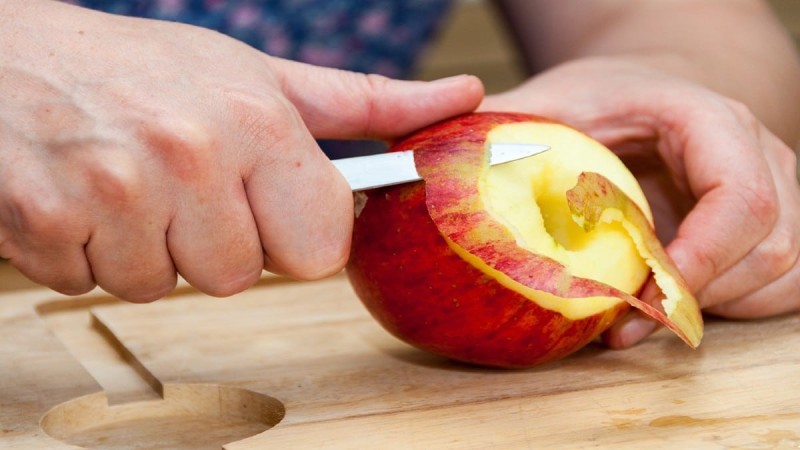 Προσοχή: Τρεις λόγοι για να μην πετάξεις ξανά τη φλούδα από το μήλο