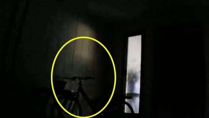 Δώστε προσοχή στον κύκλο της φωτογραφίας και δείτε τη σκιά στο βίντεο - Θα πάθετε σοκ και εσείς με αυτο που κατέγραψε η κρυφή κάμερα (Video)