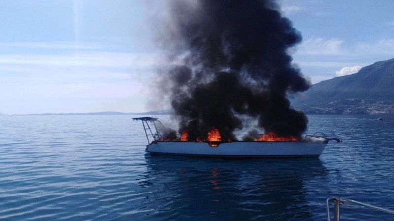 Φωτιά σε θαλαμηγό ανοιχτά της Νικιάνας στη Λευκάδα (photos)