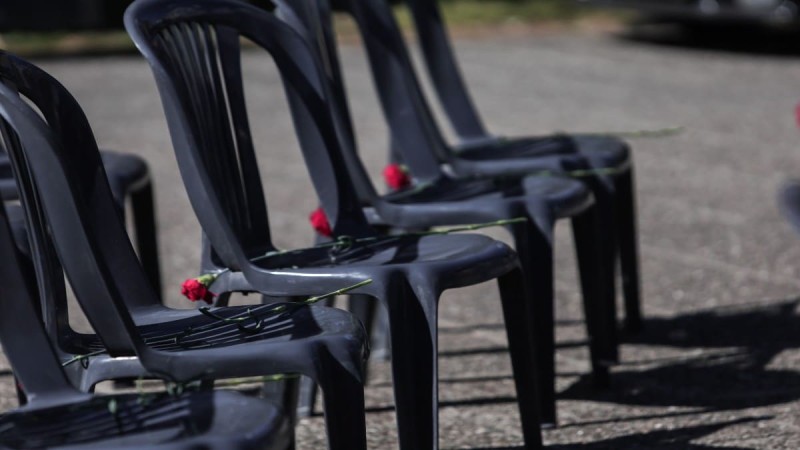 Τραγωδία στα Τέμπη: 57 άδειες μαύρες καρέκλες έξω από το υπουργείο Μεταφορών για τα αδικοχαμένα θύματα (photos)