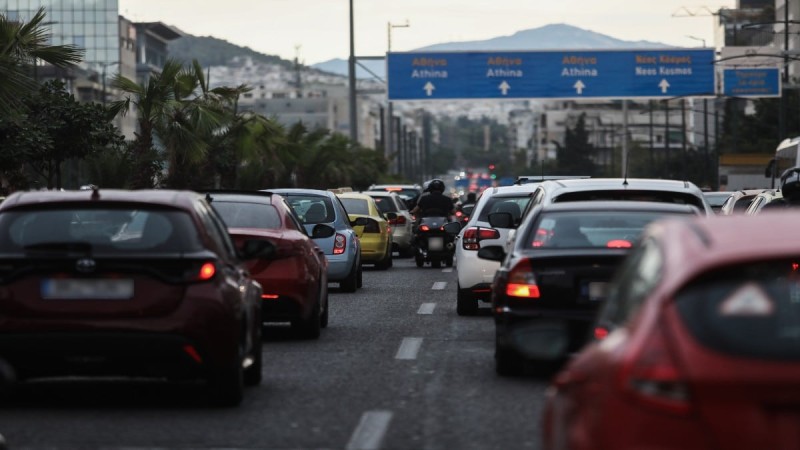 Κυκλοφοριακό κομφούζιο στους δρόμους: Ουρές άνω των 10 χιλιομέτρων στον Κηφισό - Πού υπάρχουν προβλήματα