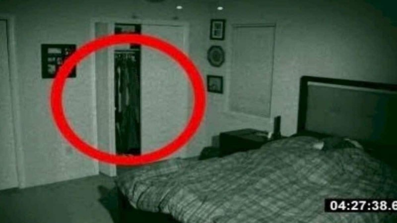 32χρονος έβαλε κρυφή κάμερα στο δωμάτιο της κοπέλας του - Αυτό που κατέγραψε τον άφησε «κάγκελο» (Video)