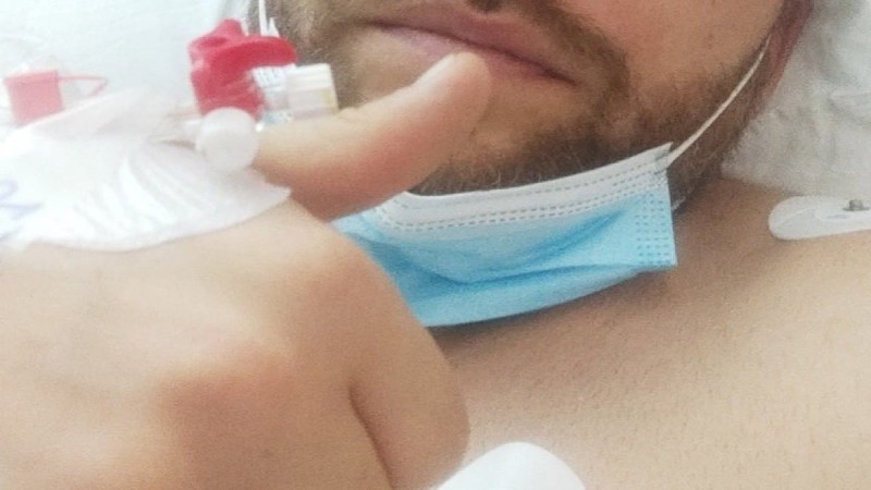 Δύσκολες ώρες για γνωστό Έλληνα τραγουδιστή: Στο χειρουργείο εσπευσμένα με έμφραγμα! Φωτογραφία μέσα από το νοσοκομείο