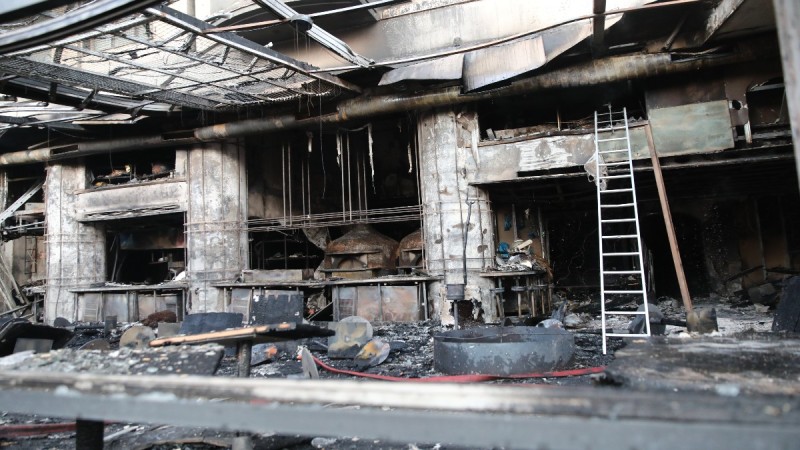 Μυστήριο στη Νέα Σμύρνη: Τι κρύβεται πίσω από την καταστροφική φωτιά στο εστιατόριο «Cavaliere»; Οι επώνυμοι ιδιοκτήτες, η μαρτυρία και το υλικό από τις κάμερες ασφαλείας (Video)