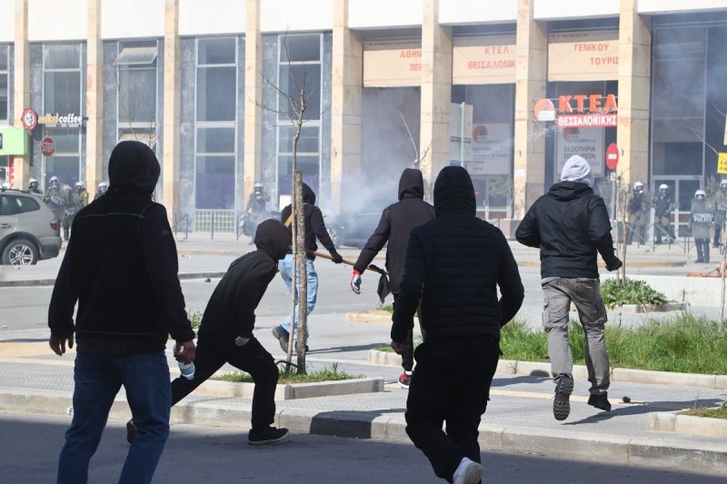 Θεσσαλονίκη: Επεισόδια έξω από τον ΟΣΕ – Πετροπόλεμος, κρότου λάμψης και χημικά (photos)