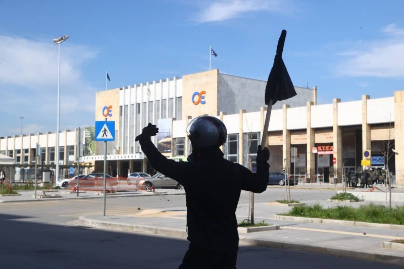 Θεσσαλονίκη: Επεισόδια έξω από τον ΟΣΕ – Πετροπόλεμος, κρότου λάμψης και χημικά (photos)