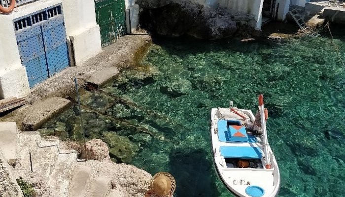 Μετρημένες θέσεις, μαγευτικό τοπίο: Η πεντακάθαρη παραλία της Ελλάδας με τα πολύχρωμα σύρματα που βλέπεις το βυθό από μακριά