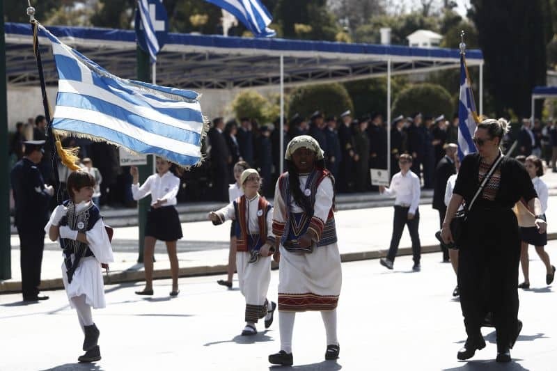 αιδικά χαμόγελα και περηφάνεια: Ολοκληρώθηκε η μαθητική παρέλαση στο κέντρο της Αθήνας! Πλούσιο φωτορεπορτάζ